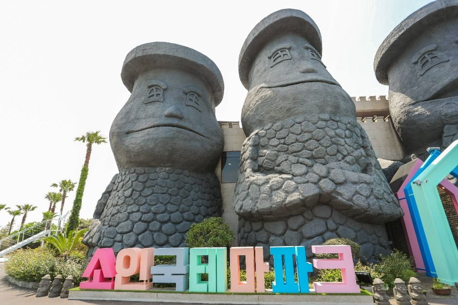 추석 제주 3대 가족 취향 다 잡는다! 부모님·아이 함께 즐기는 2박 3일 코스 Best 5 5 소인국테마파크 서귀포시 안덕면