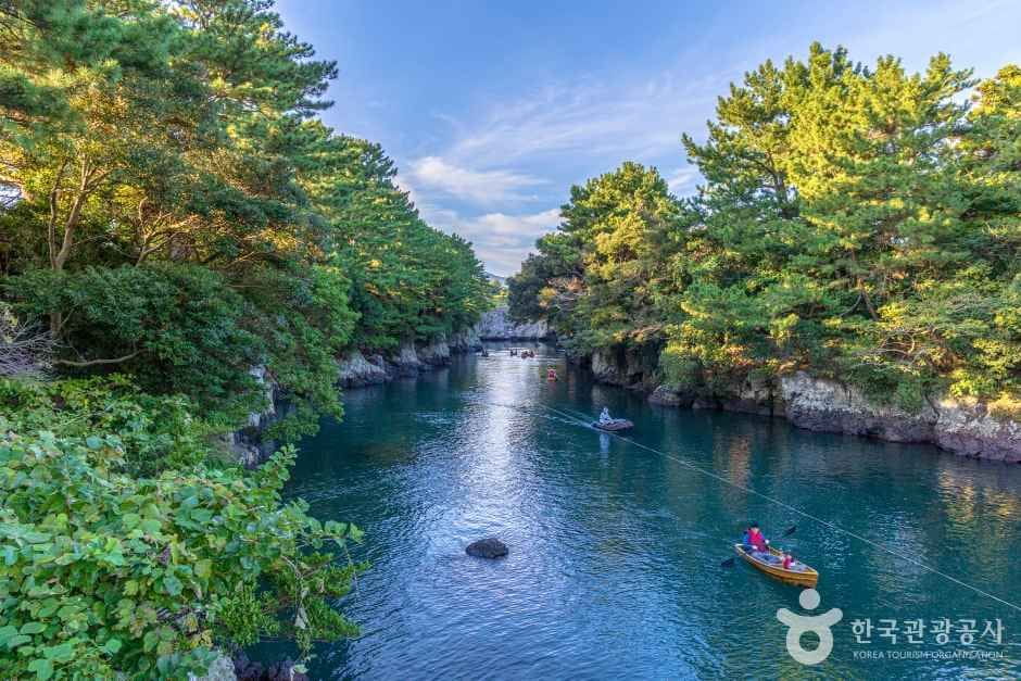 제주 가을 바다는 배에서 봐야 진짜! 유람선·잠수함 투어 Top 5 6 쇠소깍 서귀포시 하효동