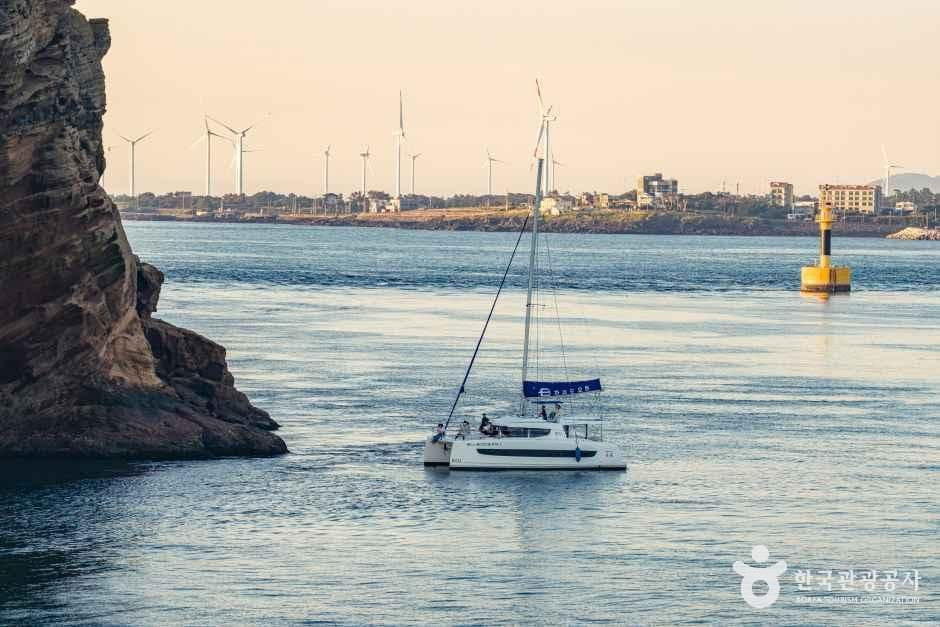 제주 선셋 요트, 바다 한가운데서 해 지는 걸 보는 투어 Top 5 4 차귀도요트 제주시 한경면